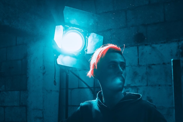 Foto een man met rood haar staat voor een licht dat zegt 'het licht is blauw'