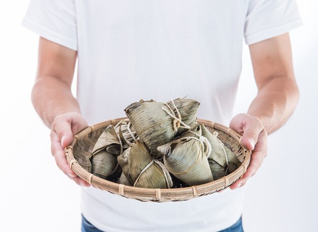 Een man met zongzi, rijstbol voor dragon boat festival