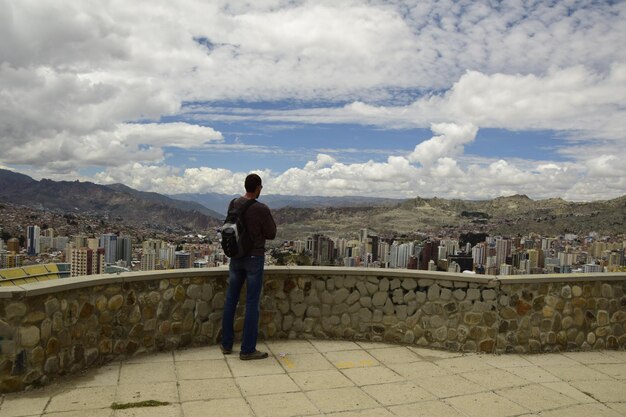 Een man op het observatiedek kijkt naar het stadslandschap La Paz Bolivia