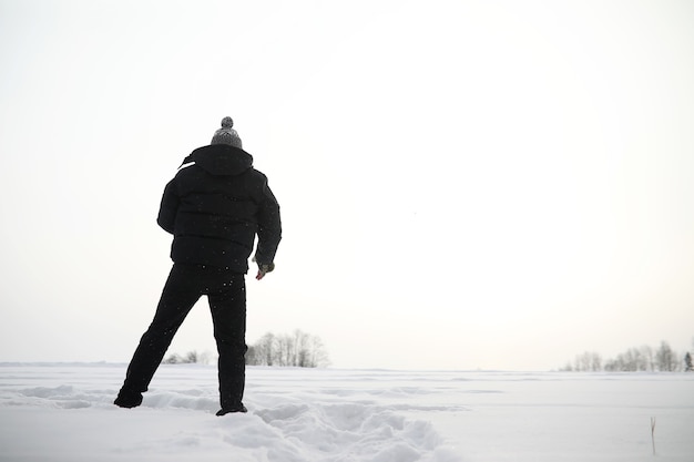 Een man op stap. Winterlandschap. Toerist in de winterreis.