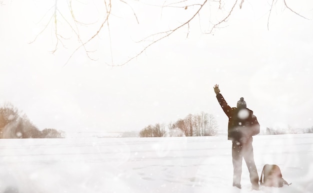 Een man op stap. winterlandschap. toerist in de winterreis.