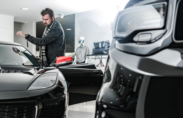 Foto een man op zoek naar een nieuwe auto in een showroom van een dealer