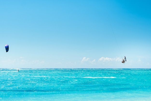 Een man paragliding op het strand van Le Morne, Mauritius, Indische Oceaan op het eiland Mauritius.