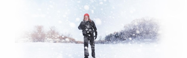 Een man reist met een rugzak. Winterwandeling in het bos. Toerist op een wandeling in de winter in het park.