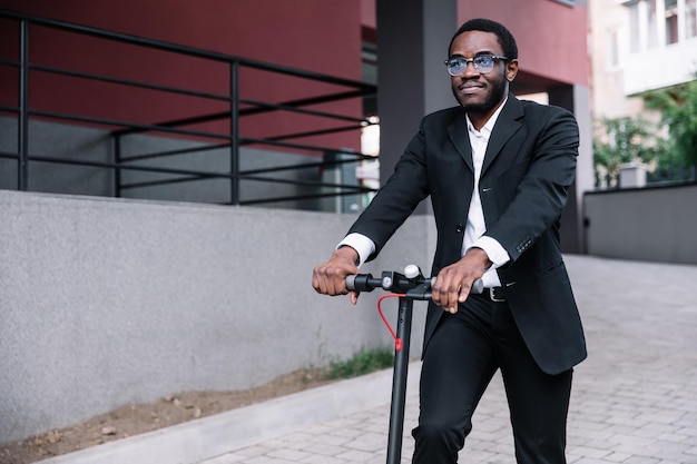 Een man rijdt op een elektrische scooter covid19 Coronavirus de nieuwe ru