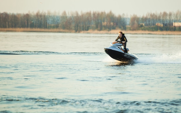 Een man rijdt op een hydrocycle