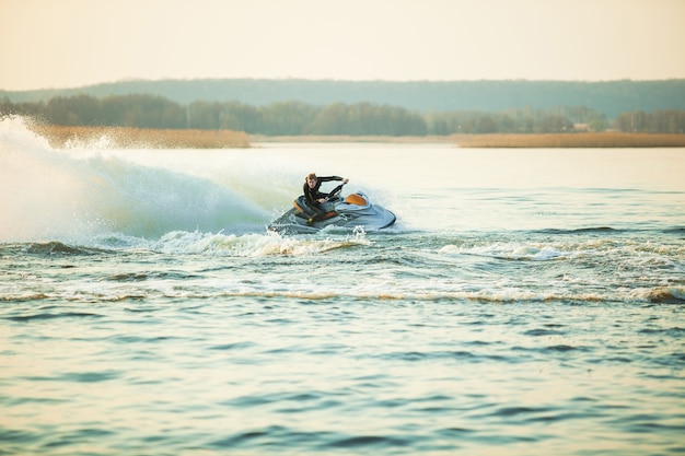 Een man rijdt op een hydrocycle