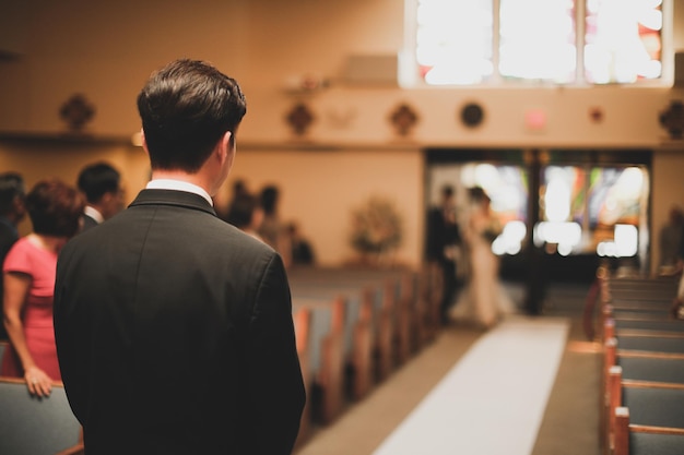 Een man staat in het gangpad van een kerk