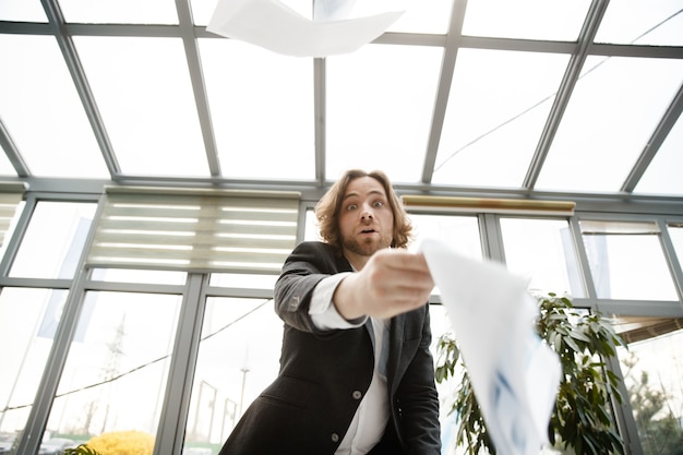 Foto een man strekt zijn hand uit naar de camera