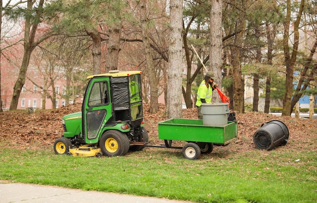 Een man trekt een kar met mulch uit een boom.