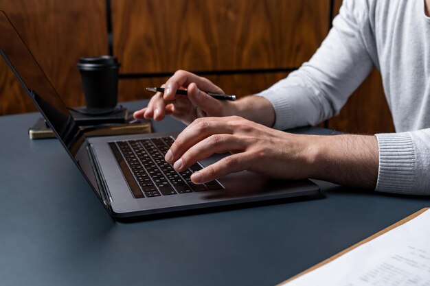 Een man typt het contract op laptop Het concept van het aangaan van wettelijke bevoegdheid om aansprakelijkheden te nemen Casual wear