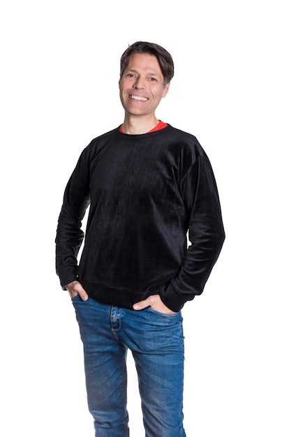 Een man van middelbare leeftijd glimlacht naar de camera op een witte achtergrond in casual kleding.