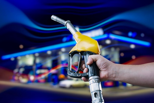 Foto een man vult een auto bij een benzinestation op technologische achtergrond grafiek van stijgende prijzen voor benzine en brandstof