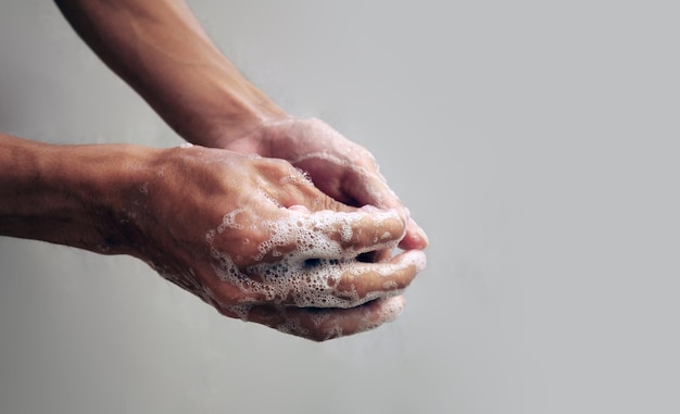 Een man wast zijn handen met zeep om schoon te blijven. Blijf gezond en schoon om ziektekiemen en virussen te voorkomen