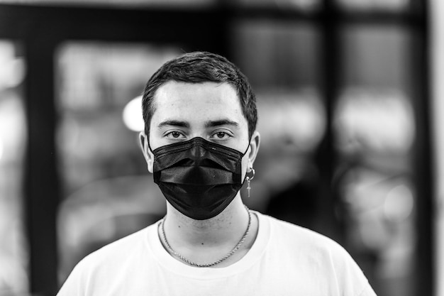 Een man zet een masker op van een virus tegen coronavirusbescherming
