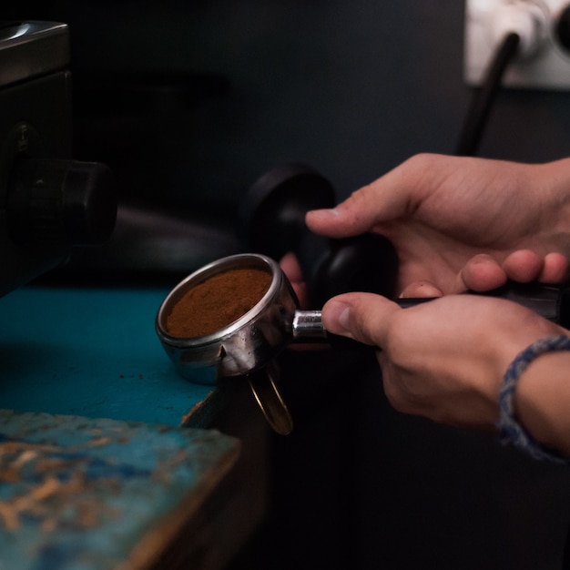 Een man zet koffie in het koffiezetapparaat