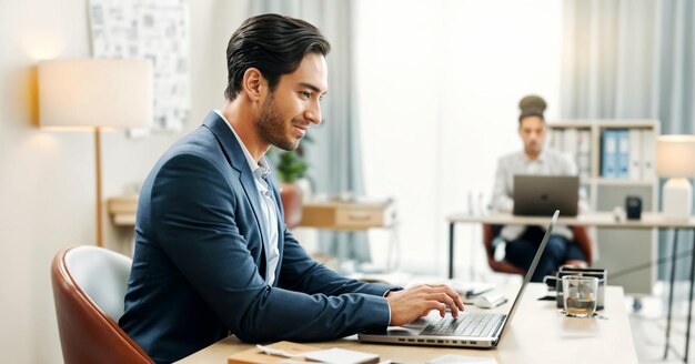 een man zit aan een bureau met een laptop en een bord dat zegt nee