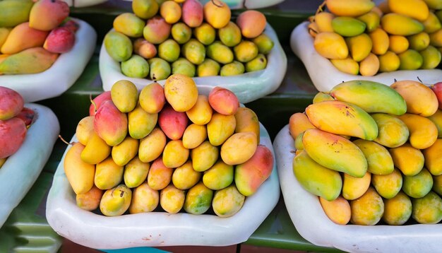 Een mand mango's op een markt