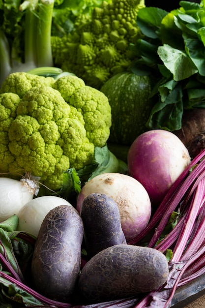 Een mand met groenten, waaronder broccoli, bloemkool en bloemkool.