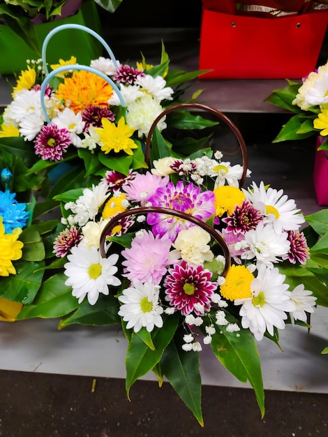 Een mand met verschillende bloemen staat in een bloemenwinkel Bovenaanzicht