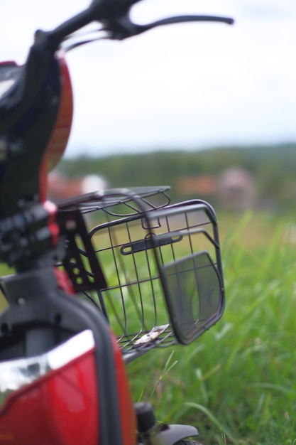 Een mand op het handvat van een motorfiets