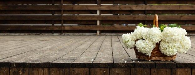 Een mand vol bloemen op straat.