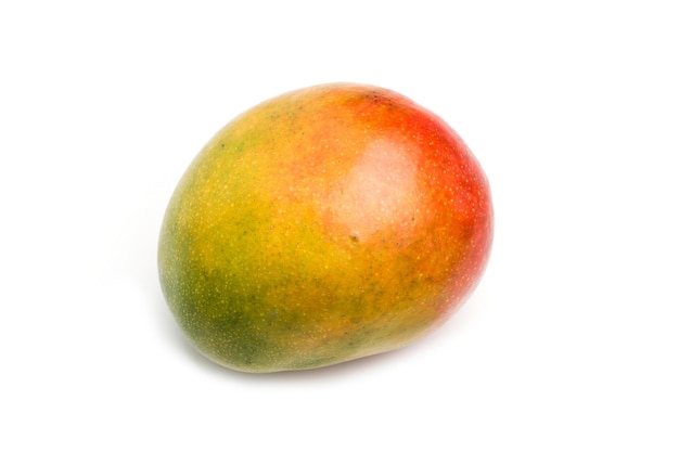 Een mangofruit dat op een witte achtergrond wordt geïsoleerd