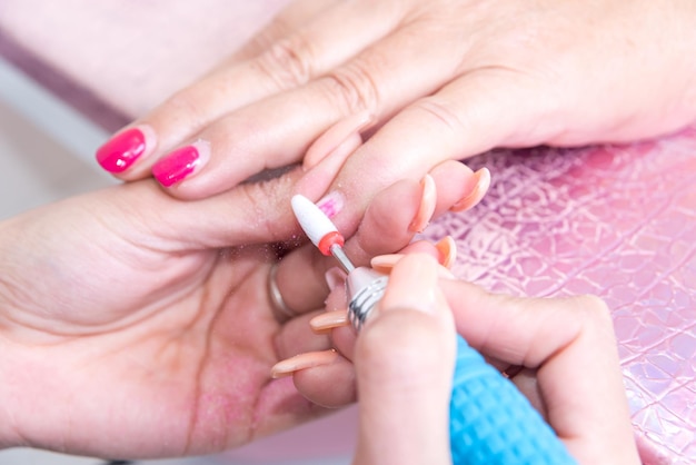 een manicure filet de nagels in een spa centrum