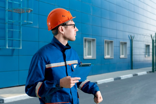 Een mannelijke architect op de bouwplaats, industriële technologie