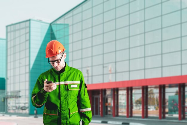 Een mannelijke architect op de bouwplaats, industriële technologie