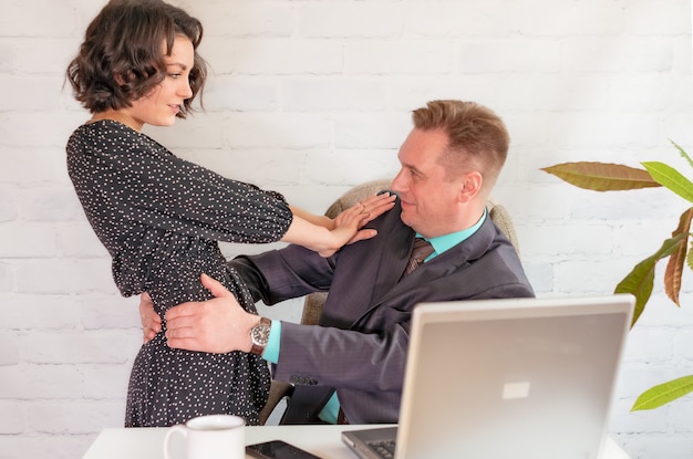 Een mannelijke baas molesteert zijn jonge assistent