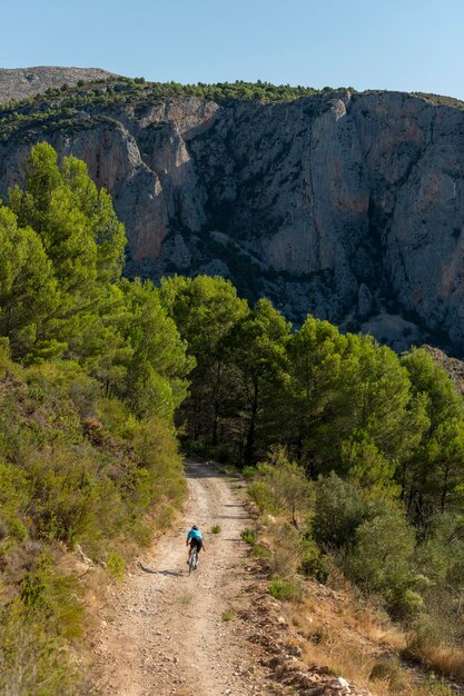 Een mannelijke fietser in een onverharde fietstocht in de bergen van de Costa Blanca, Alicante, Spanje