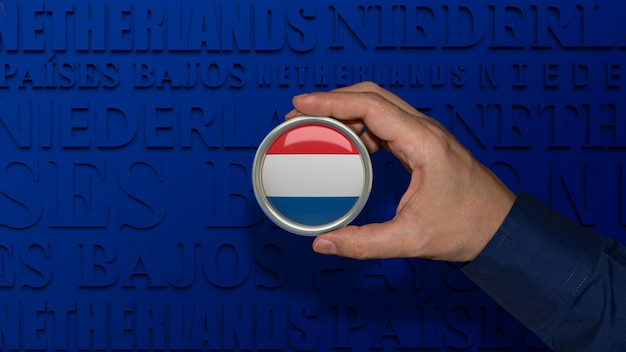 Een mannelijke hand met een badge met de nationale vlag van Nederland op een donkerblauwe achtergrond