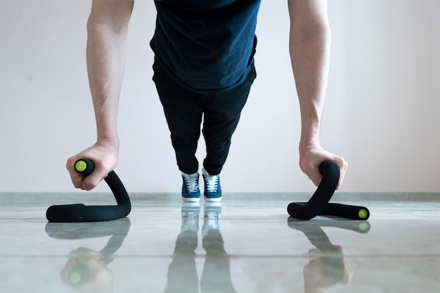 Een mannelijke persoon die push-ups op de vloer doet, het lichaam fit en gezond maakt