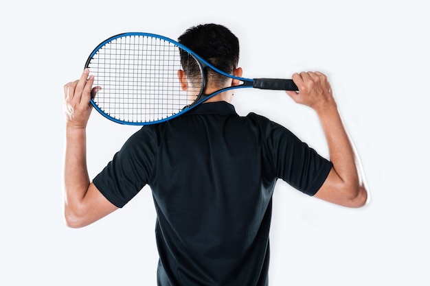 Een mannelijke tennisser die een tennisracket vasthoudt met een vastberaden uitdrukking en ogen