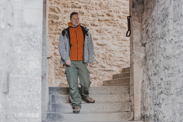 Een mannelijke toerist verkent de oude stad in de stad Tallinn in Estland