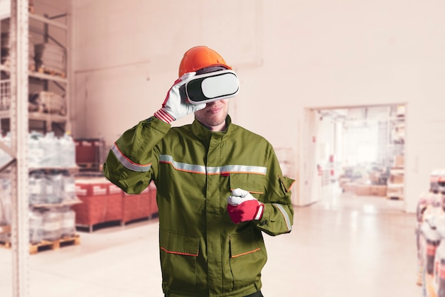 Een mannelijke werknemer in uniform die een virtual reality-bril gebruikt, een nieuwe technologiebril