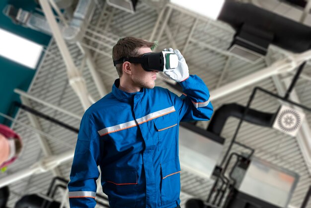 Een mannelijke werknemer in uniform die een virtual reality-bril gebruikt, een nieuwe technologiebril