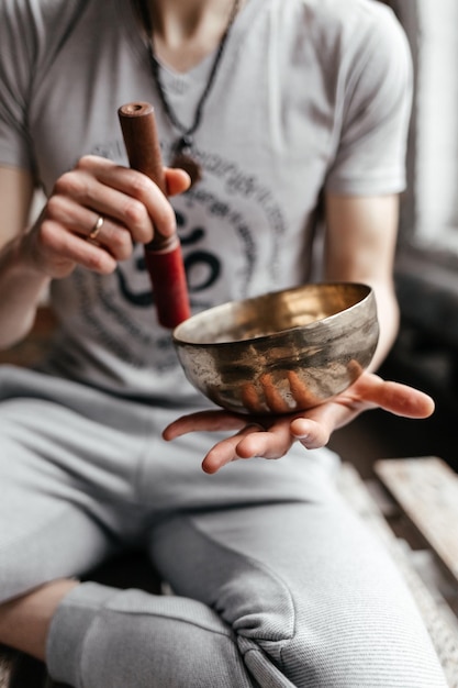 Een mannelijke yogi speelt op een muziekinstrument.