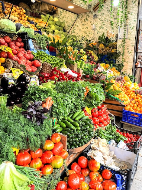 Een markt met een bord waarop "verse producten" staat.