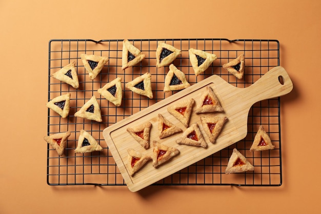 Foto een masker met traditionele koekjes voor de dag van purim