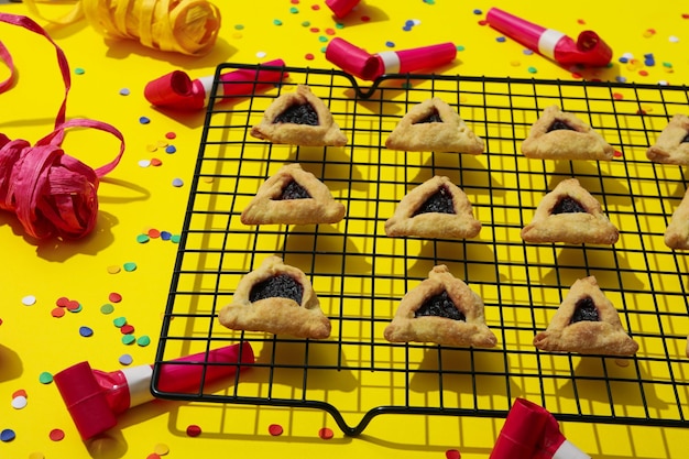 Een masker met traditionele koekjes voor de dag van Purim