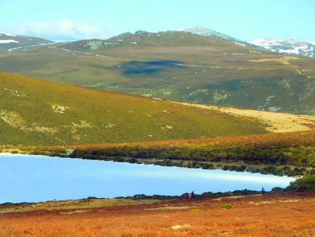 Een meer met bergen op de achtergrond en een blauw meer met een berg op de achtergrond.