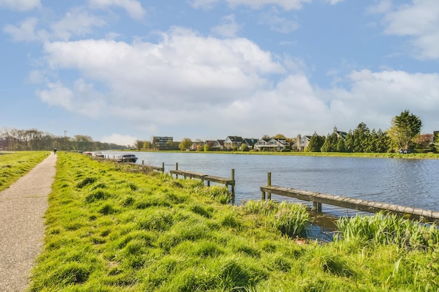 een meer met groen gras en blauwe hemel op de achtergrond genomen op een zonnige lente dag stock foto beeld