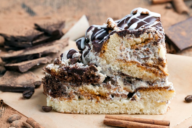 Een meerlaagse cake gemaakt van chocolade- en slagroomtaarten