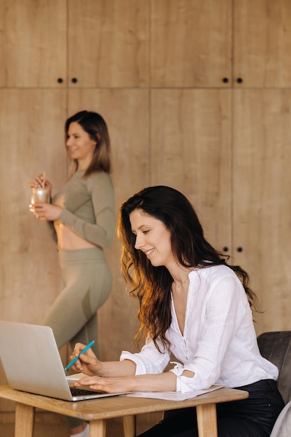 Een meisje bespreekt na fitnesslessen haar gezonde voeding met een voedingsdeskundige