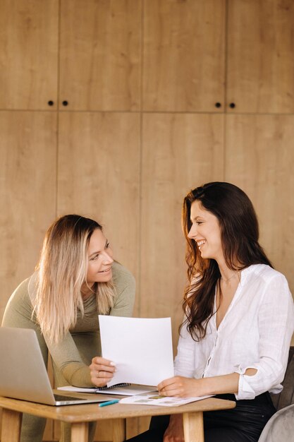 Een meisje bespreekt na fitnesslessen haar gezonde voeding met een voedingsdeskundige