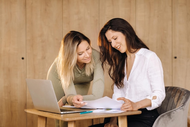 Een meisje bespreekt na fitnesslessen haar gezonde voeding met een voedingsdeskundige