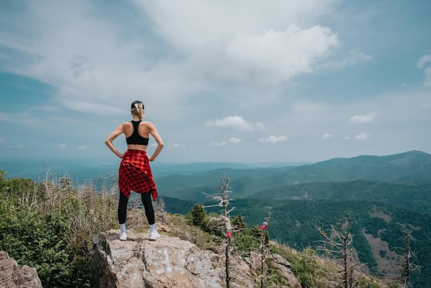 Een meisje bovenop de Falaza-berg kijkt naar een prachtige bergvallei Reizen en toerisme Wandelen