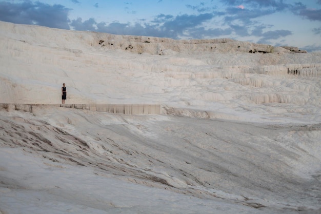 Een meisje dat naar travertijnterrassen gaat bij een hete bron in Pamukkale, Turkije